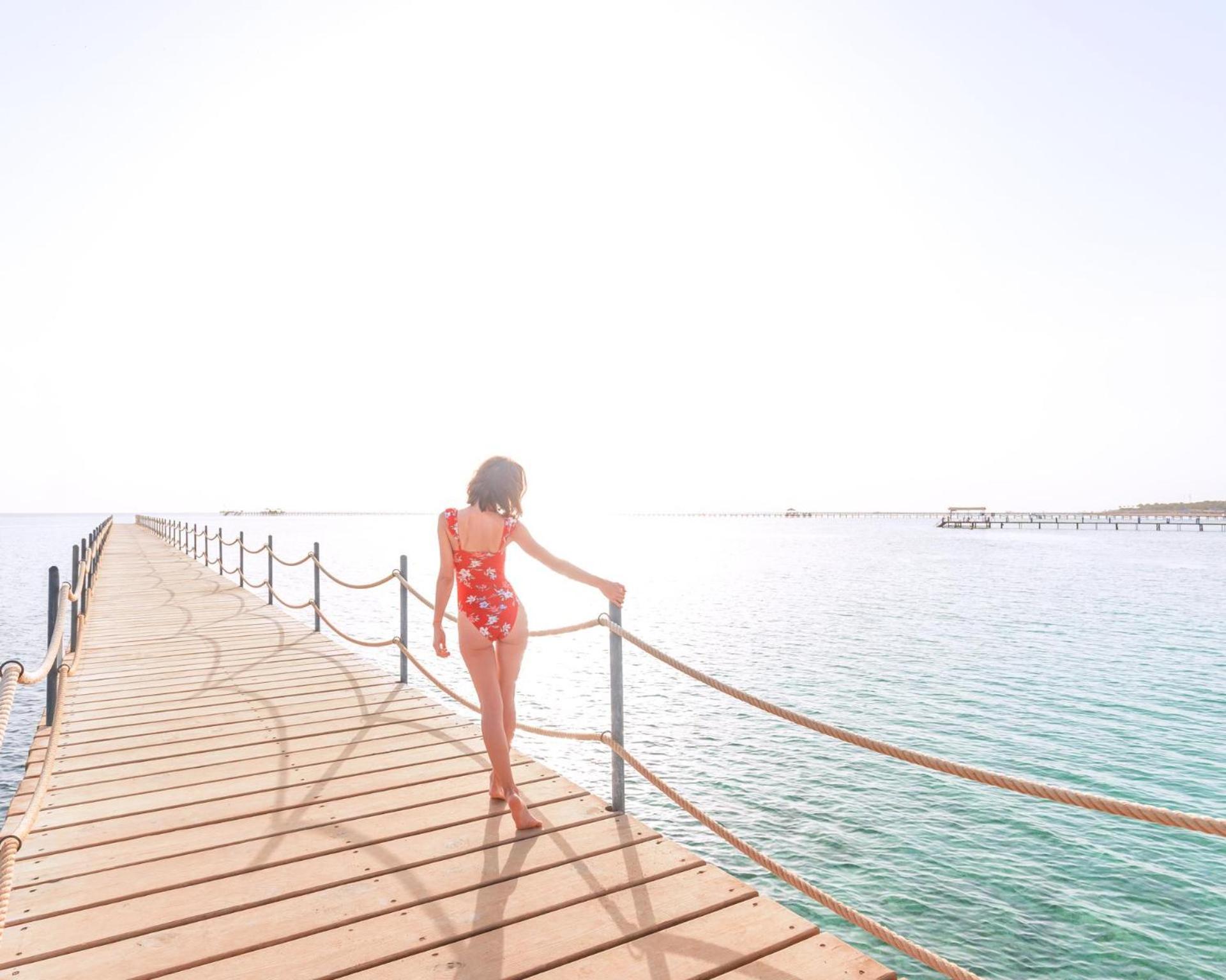 Pickalbatros Laguna Vista Aqua Park Sharm el-Sheikh Bagian luar foto A woman walking on a pier