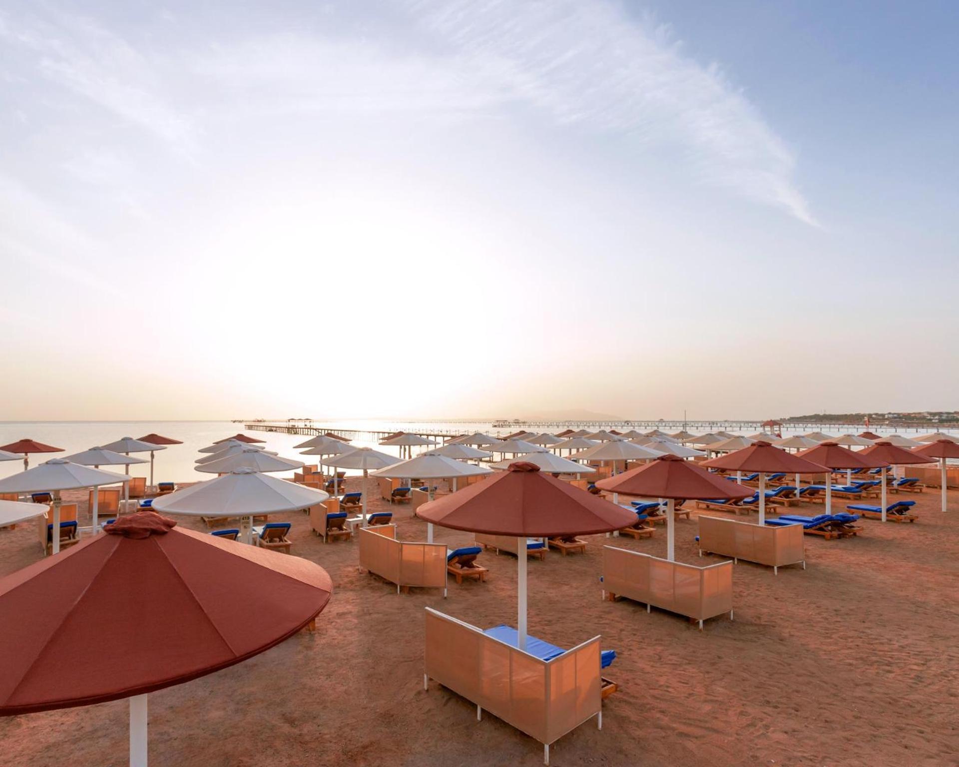 Pickalbatros Laguna Vista Aqua Park Sharm el-Sheikh Bagian luar foto The beach at the resort